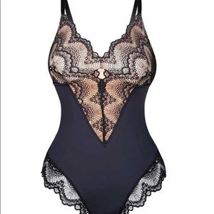Pinsy shapewear sculpting lace bodysuit M